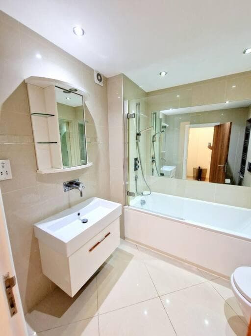 Modern Hyde Park Home with Private Entrance & Private Back Patio near Bayswater & Paddington Stations