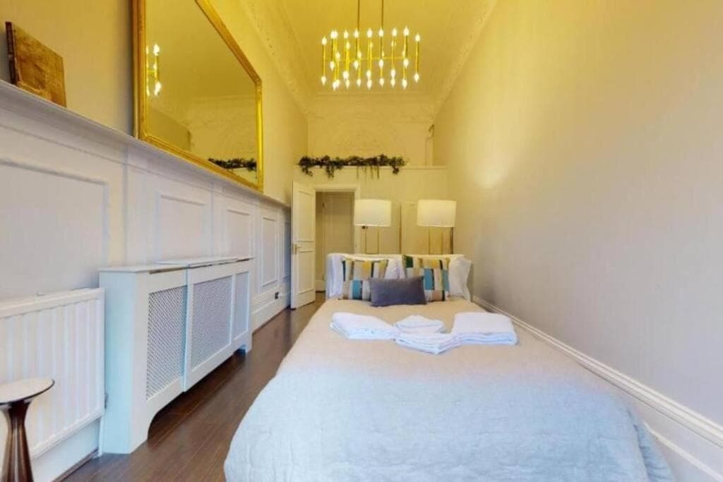 Stunning Hyde Park Home with Private Balcony & Lift Elevator Access