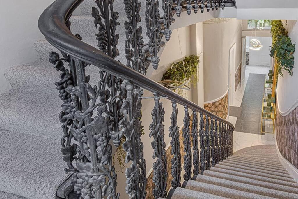 Brilliant 3 Bedroom Hyde Park Apartment plus a sofa-bed, Building with Elevator, 1 Flight of stairs only to climb