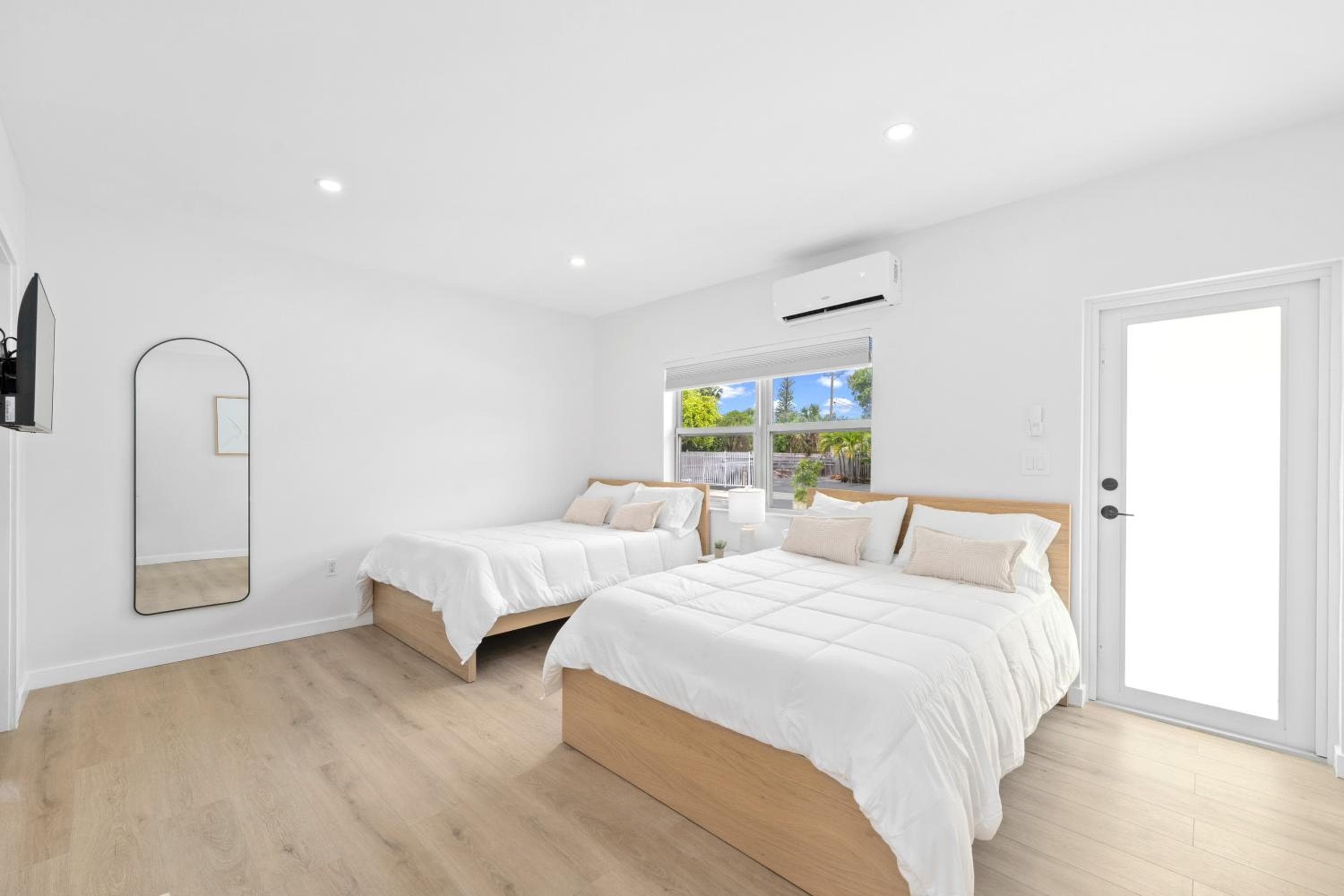 M Lake Worth Beach - Modern Villas Near West Palm Beach, Chic Retro Vibes, King Bed, Cozy Backyard, BBQ, Workspace, High-Speed Internet, Free Parking, 5 Mi