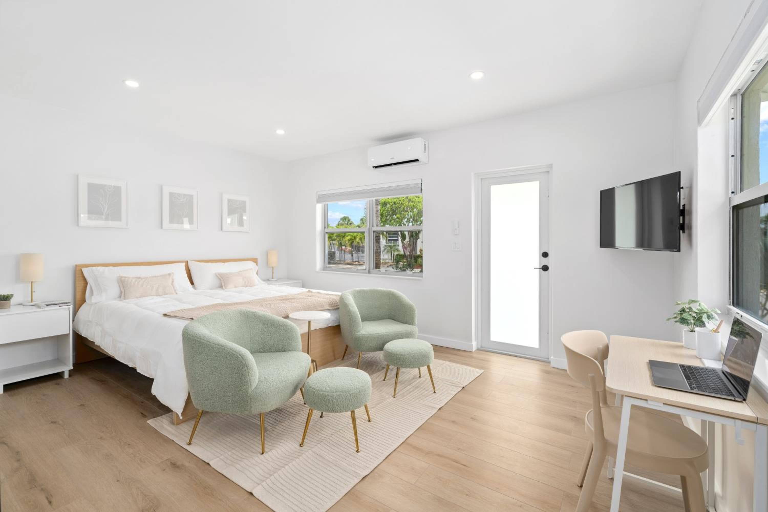 M Lake Worth Beach - Modern Villas Near West Palm Beach, Chic Retro Vibes, King Bed, Cozy Backyard, BBQ, Workspace, High-Speed Internet, Free Parking, 5 Mi