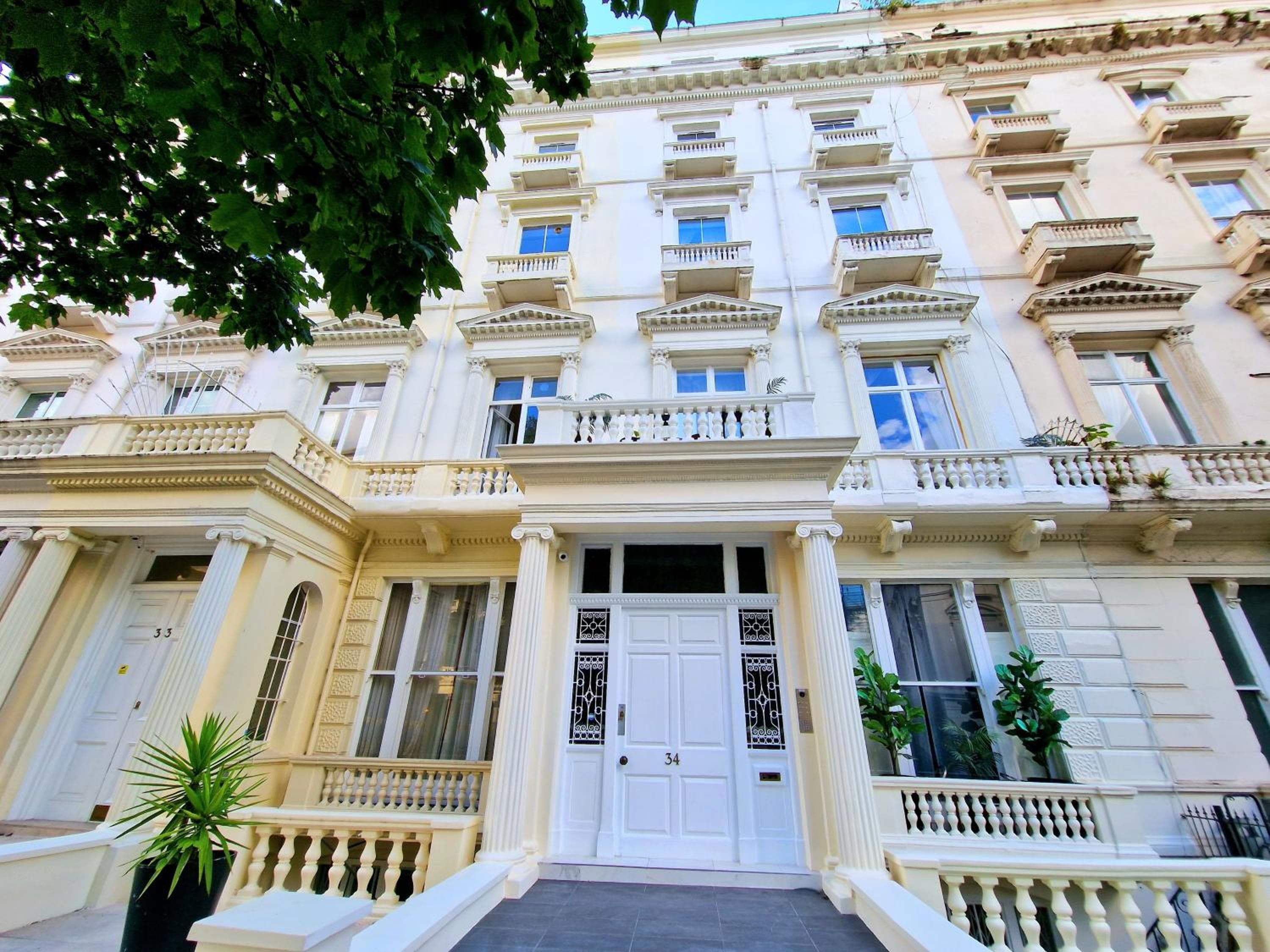 Stunning Hyde Park Home with Private Balcony & Lift Elevator Access