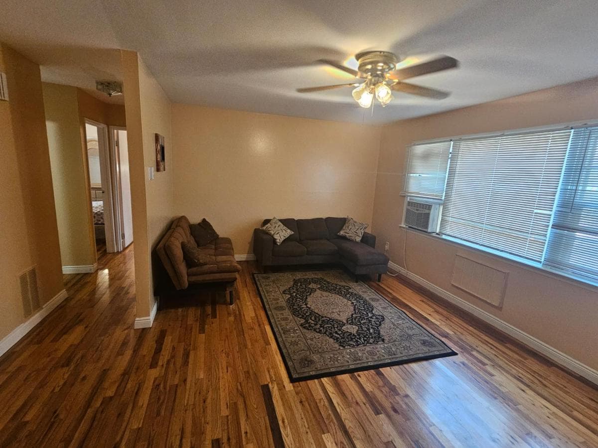 1st floor Private Apt near Ferry to NYC and Park