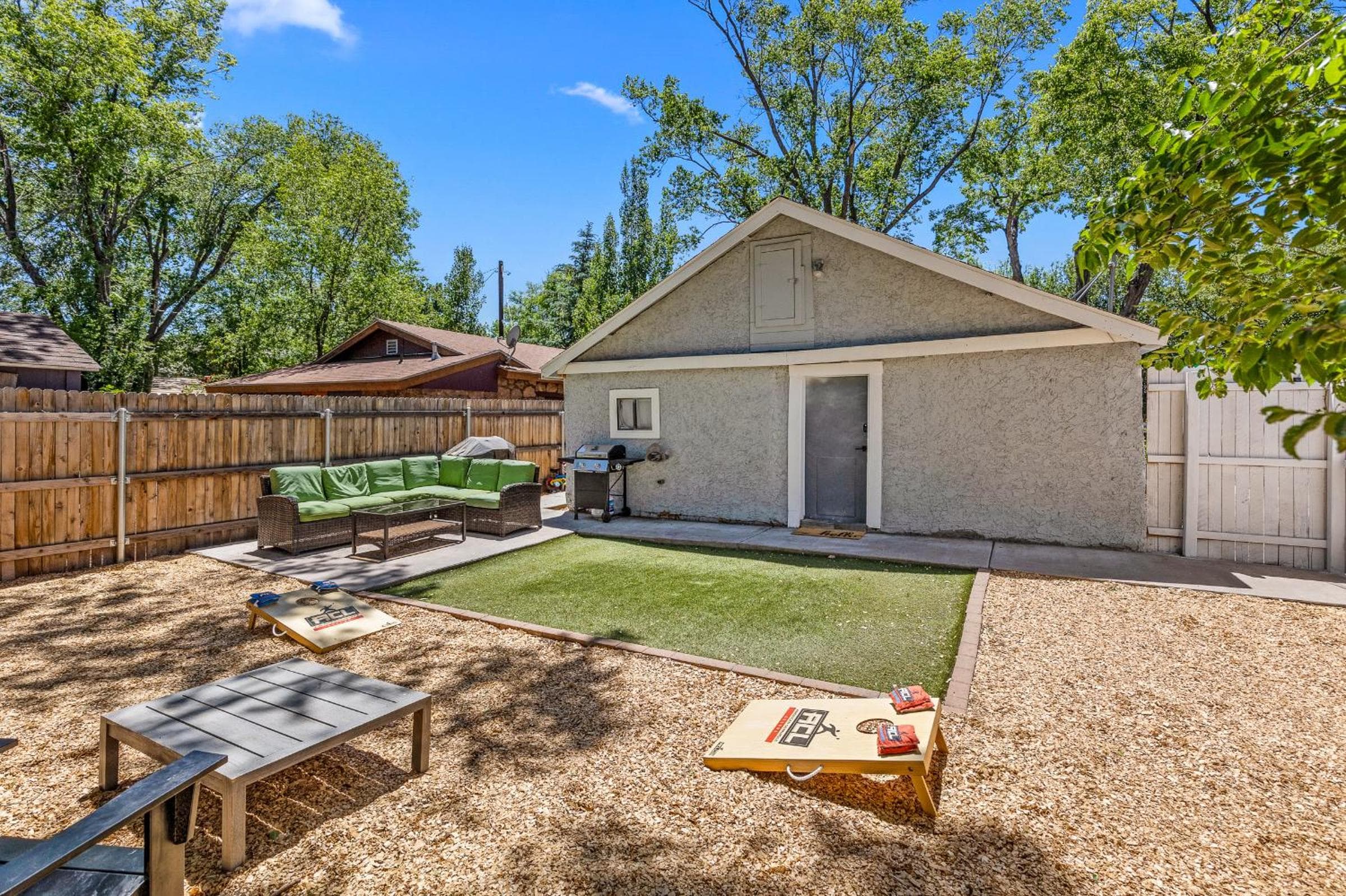 5 minute walking to downtown, NAU, coffee shops, shopping, parks and more!