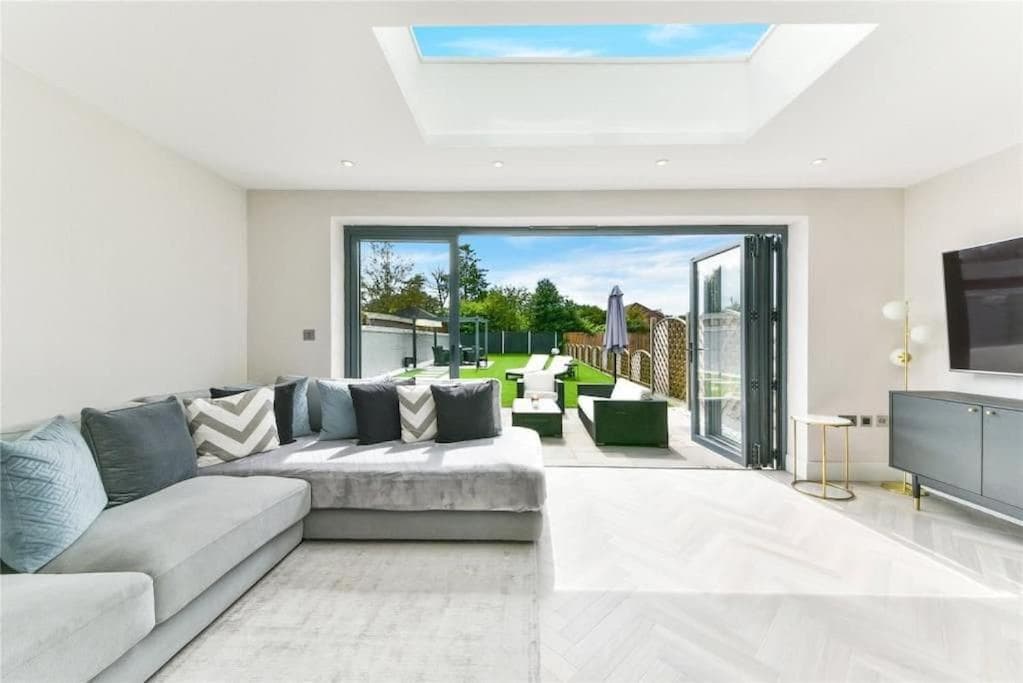 Modern 3 bed Entire House, Gym & Underfloor Heating