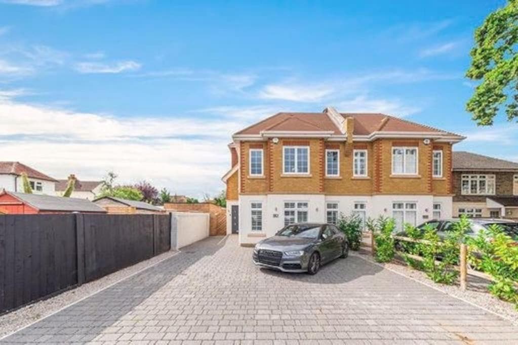 Modern 3 bed Entire House, Gym & Underfloor Heating