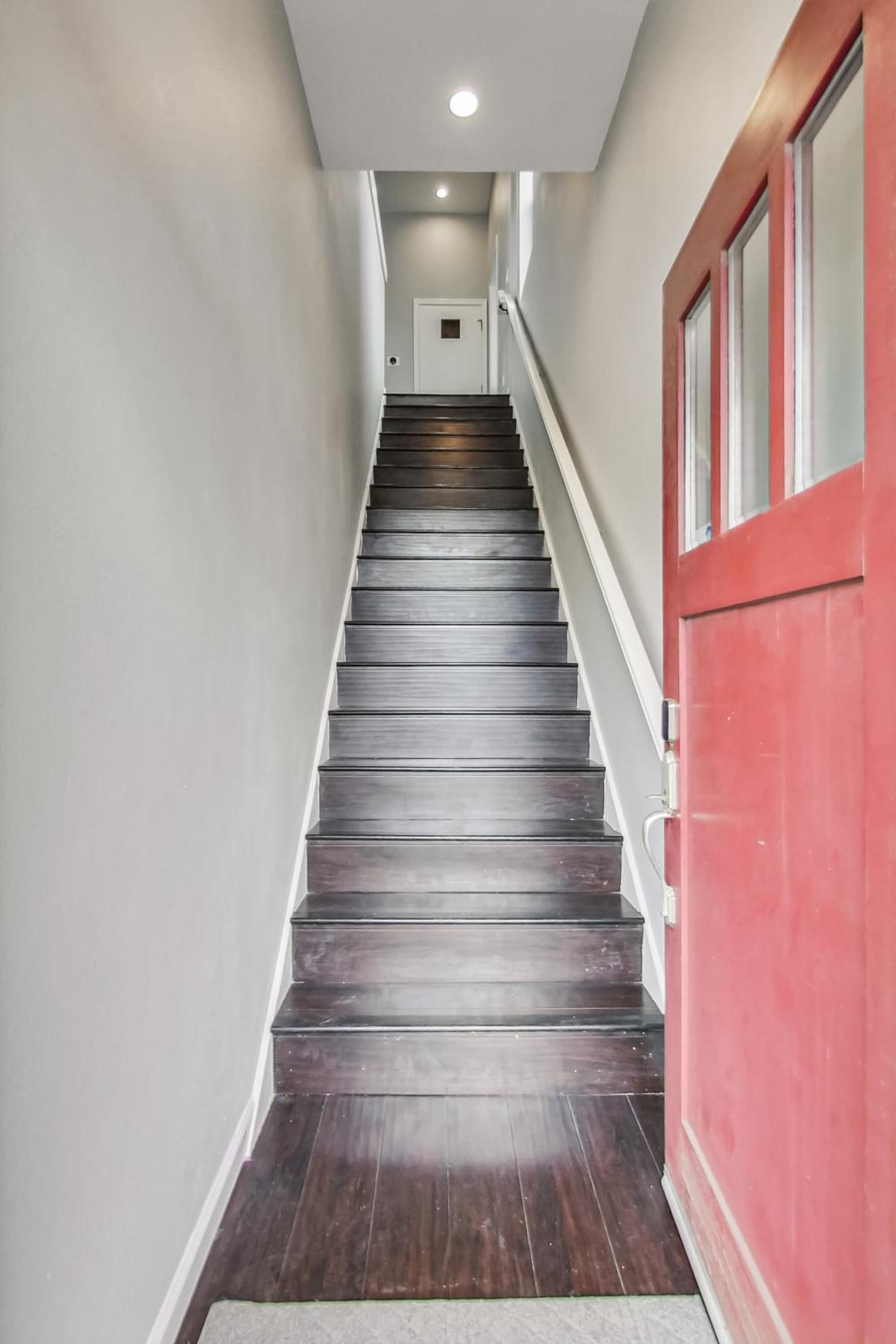 West Oakland 3br2ba top floor flat ideal for bus