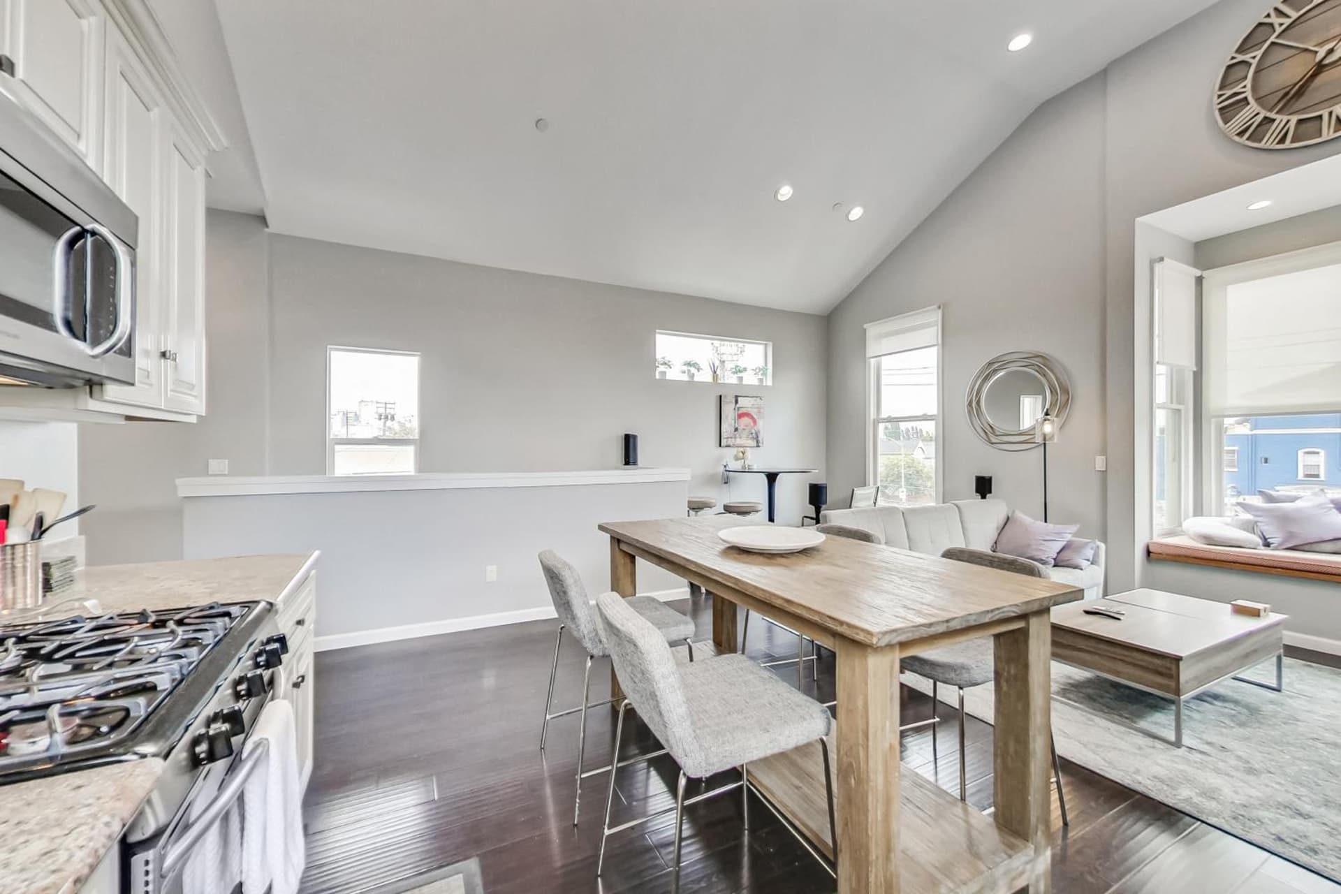 West Oakland 3br2ba top floor flat ideal for bus