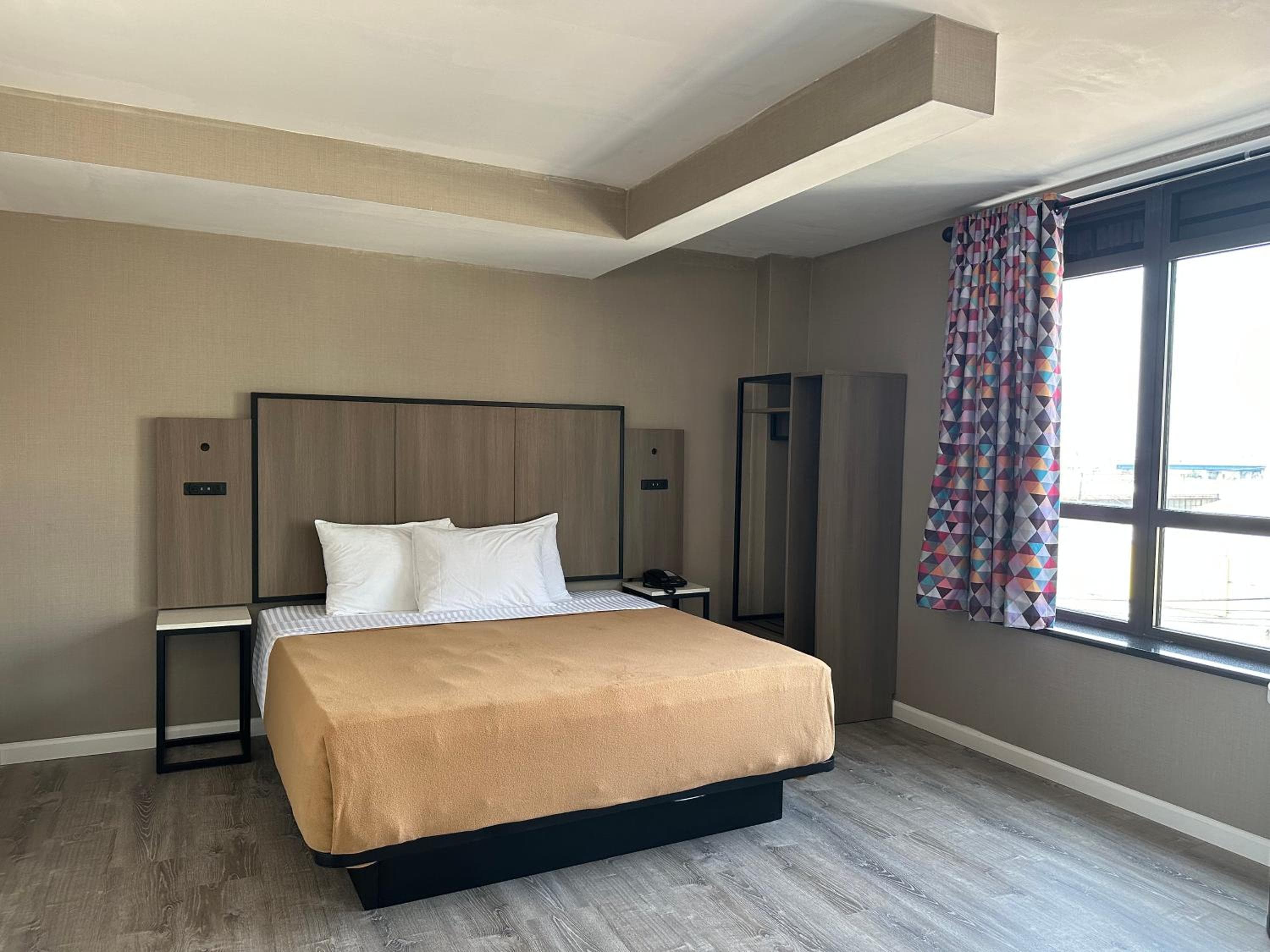 Regal Inn & Suites New York LaGuardia Hotel