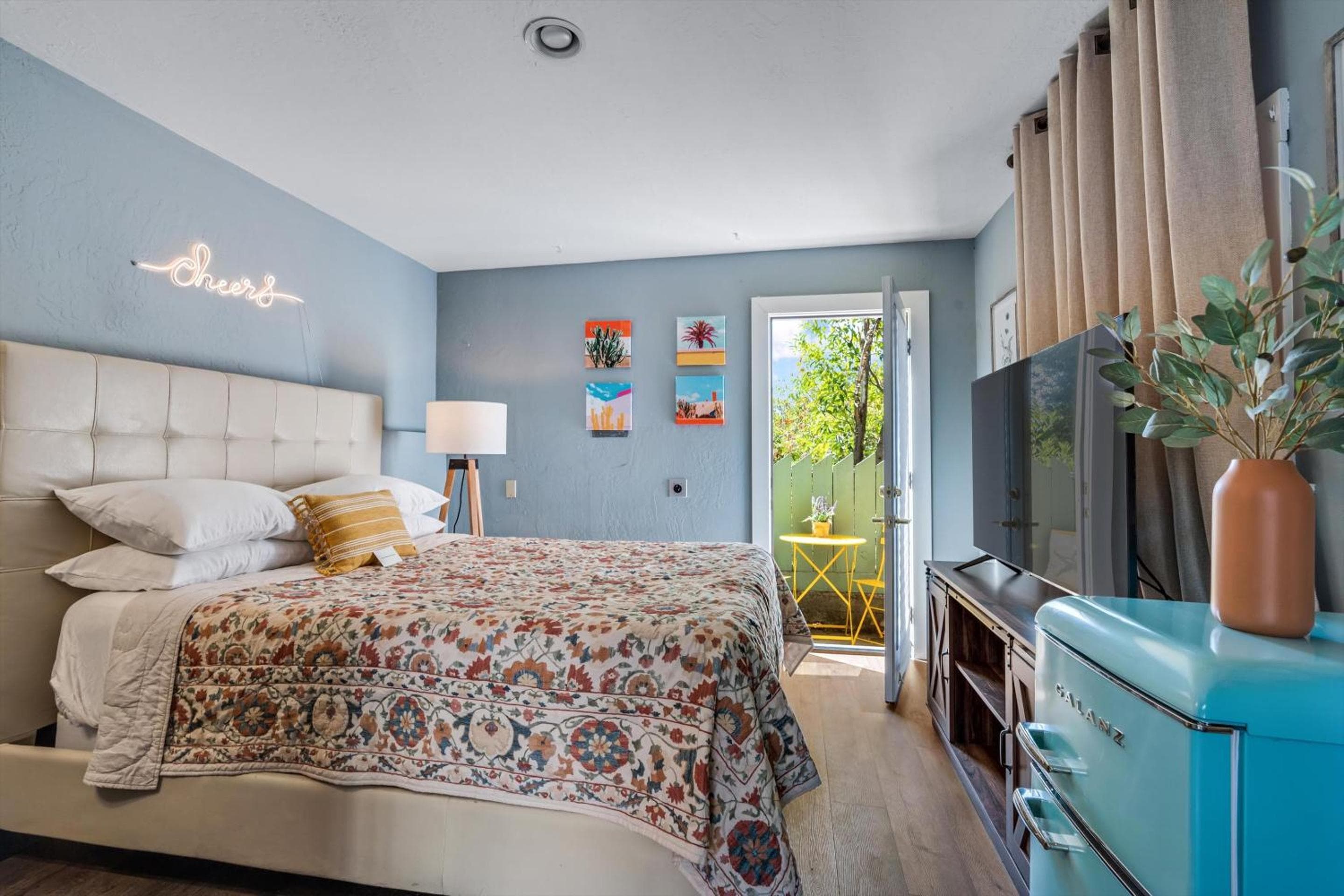 Cinnamon Bear Creekside Inn