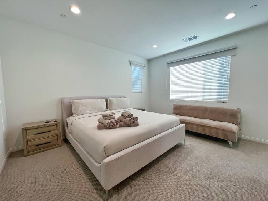 Modern Lux Home Near Disneyland And In The Heart Of OC!