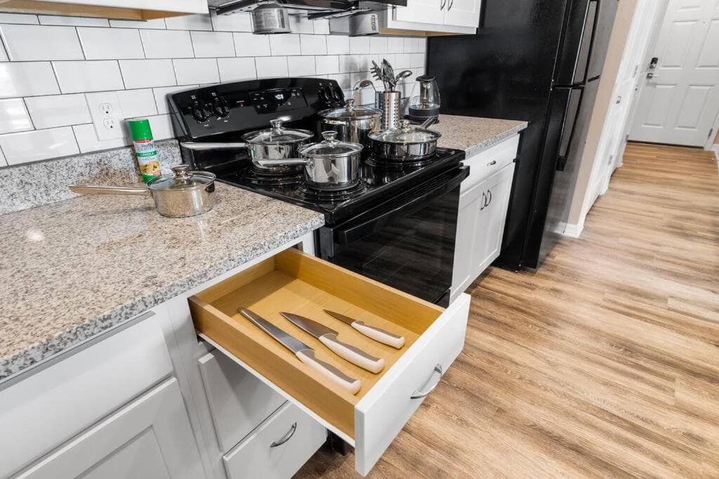 Upscale 1BR/1BA: Resort Vibes, City Edge, Bliss