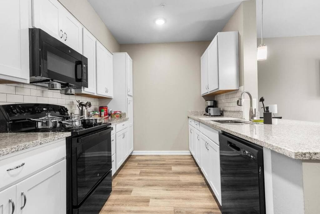 Upscale 1BR/1BA: Resort Vibes, City Edge, Bliss