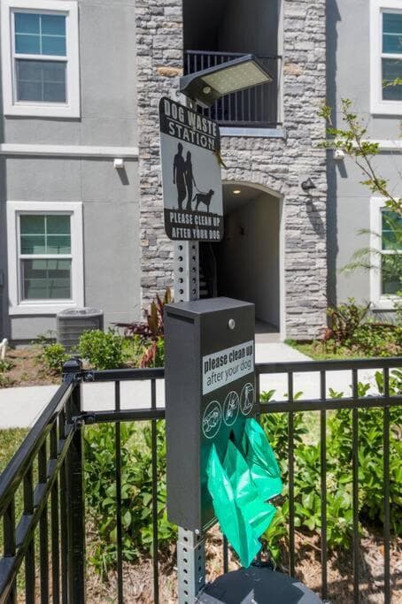 Luxurious 2/2 Condo with Pool, Gym and Laundry