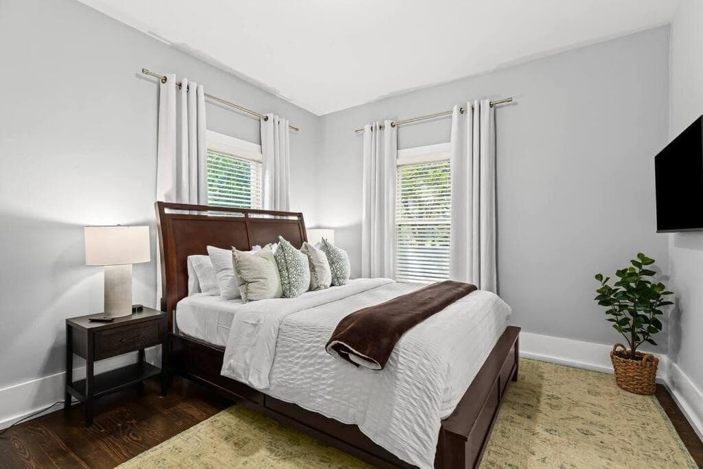 Fresh, Contemporary 2BR Home in Downtown Royal Oak