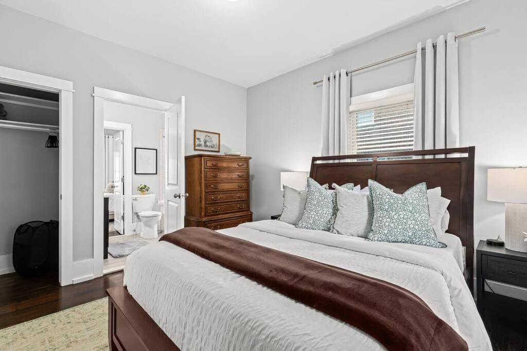 Fresh, Contemporary 2BR Home in Downtown Royal Oak
