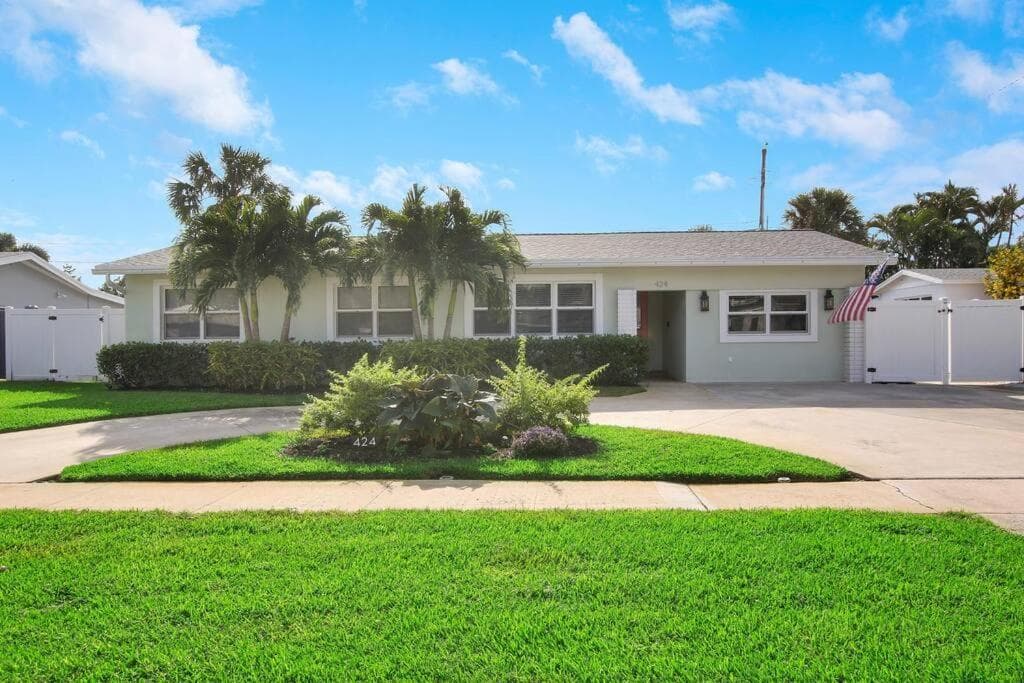 Cutting-edge & Cozy 4 Bed 2 Bath North Palm Beach