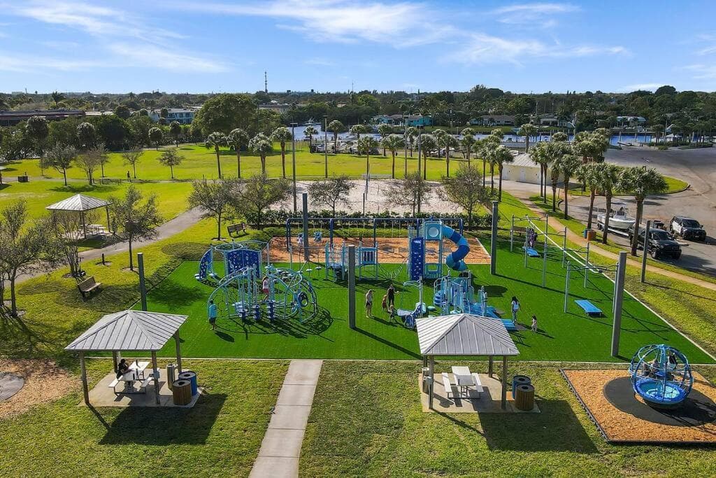 Cutting-edge & Cozy 4 Bed 2 Bath North Palm Beach
