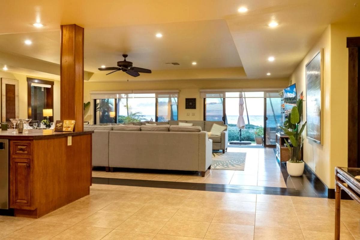 K B M Resorts- HALE-1470 Presidential 3bd 3ba beach-front estate ac private yard