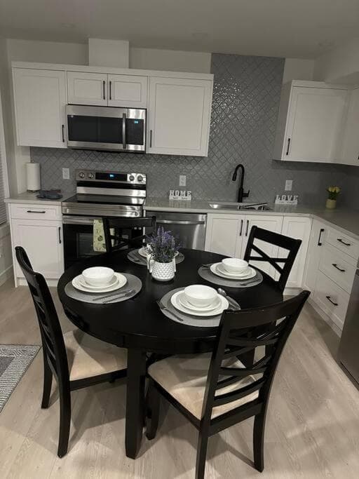The Royal Bay Escape: Cozy 2 bedrooms garden suite