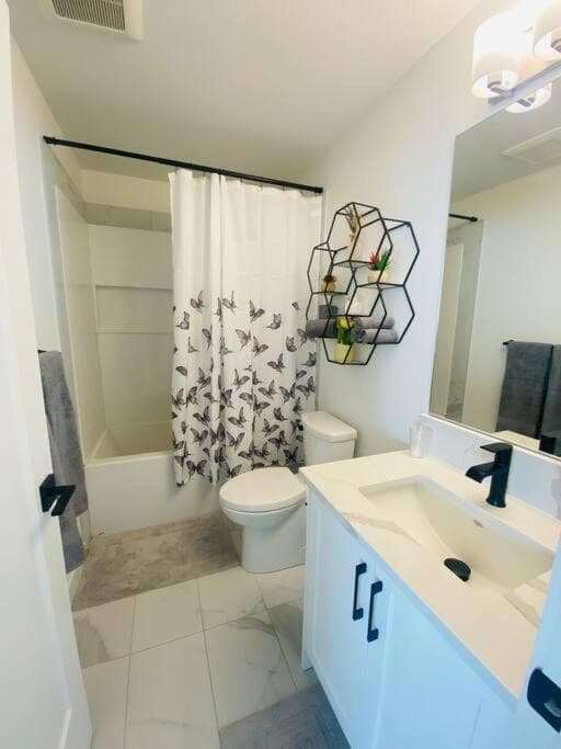 The Royal Bay Escape: Cozy 2 bedrooms garden suite