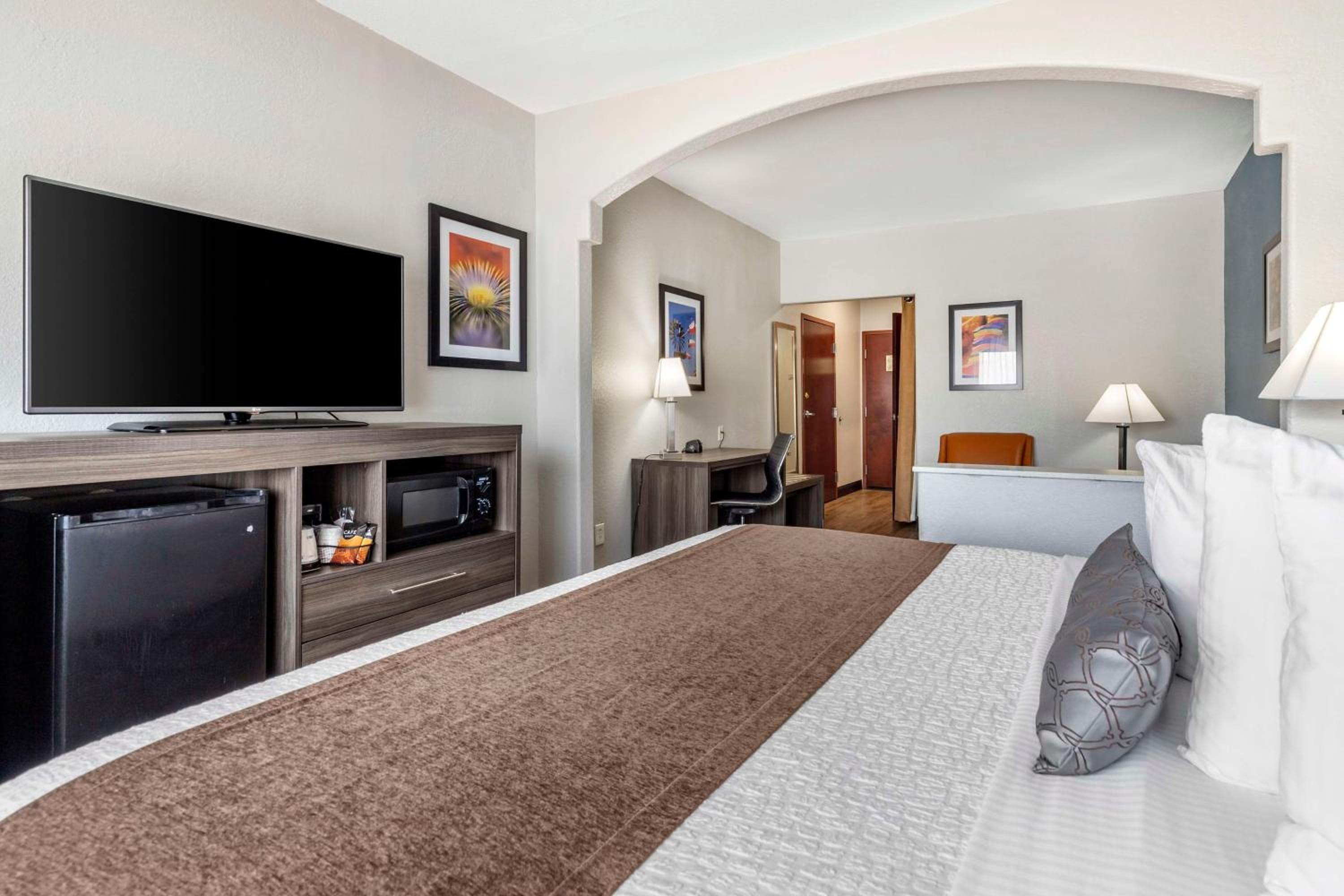 Best Western Plus Victoria Inn & Suites