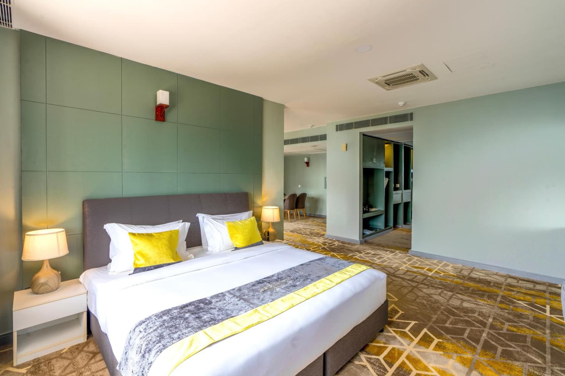 Manhattan Business Hotel, Male