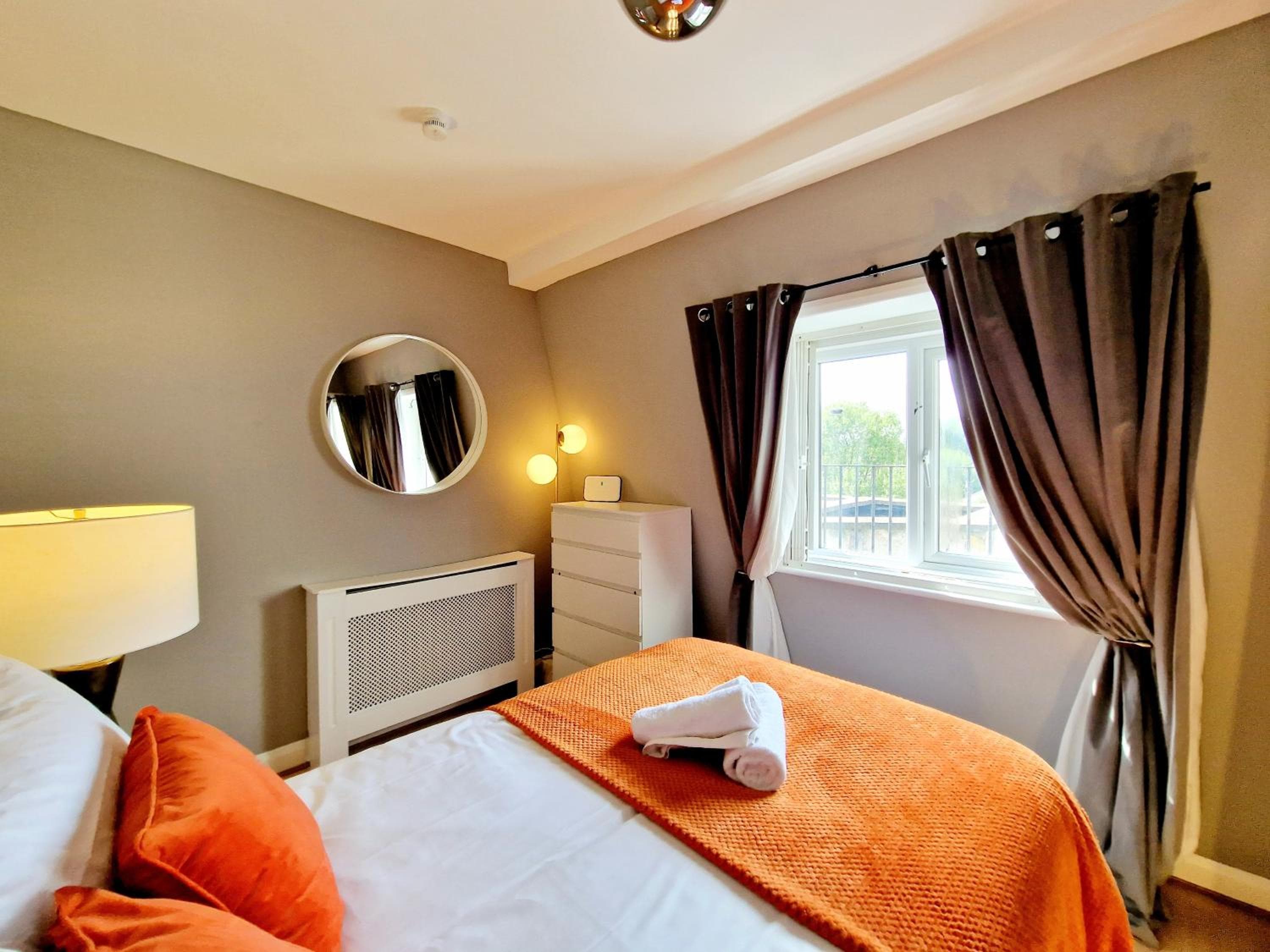 Brilliant 3 Bedroom Hyde Park Apartment plus a sofa-bed, Building with Elevator, 1 Flight of stairs only to climb