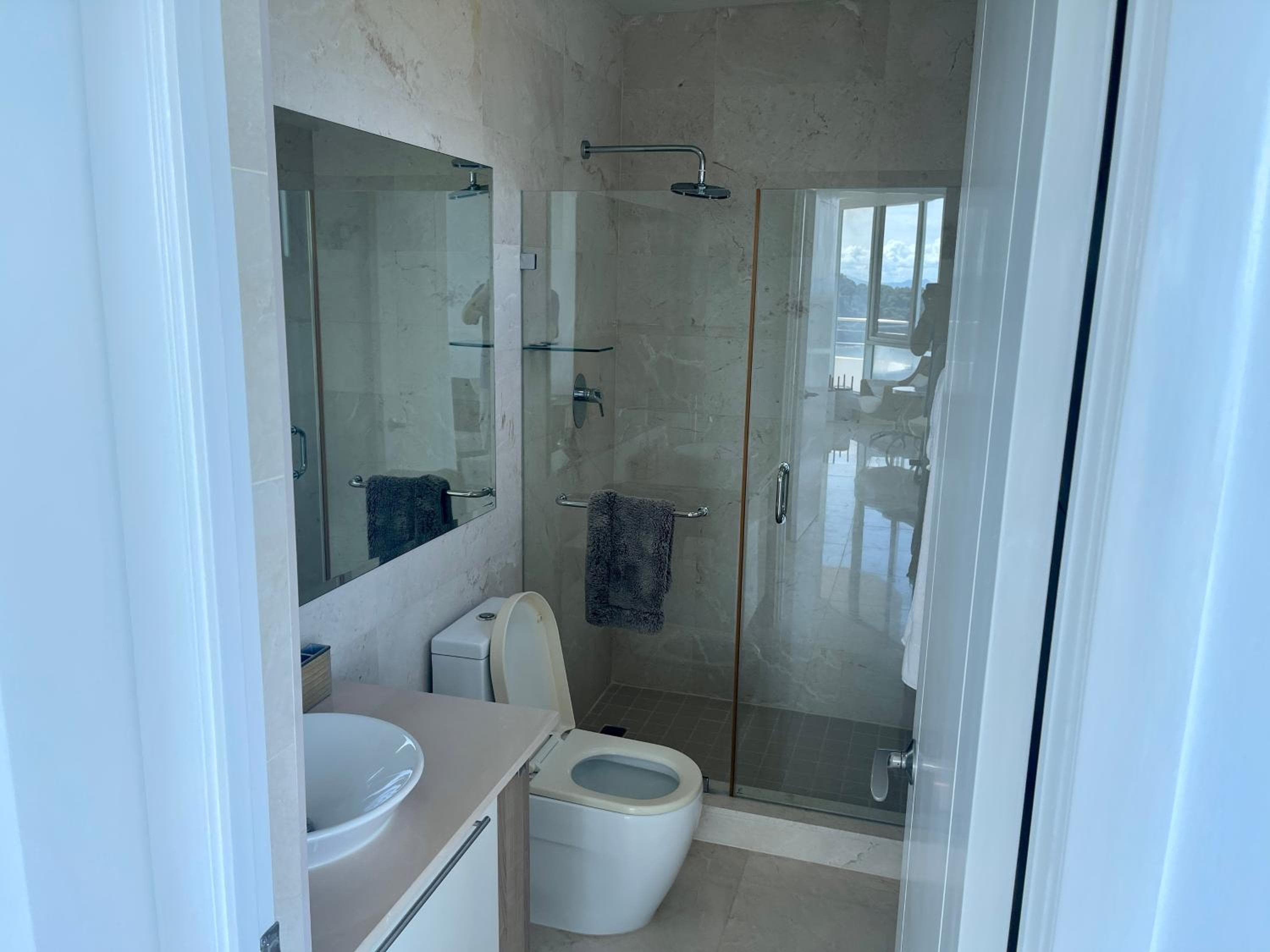 17E Beautiful 2-Bedroom Ocean View Apartment