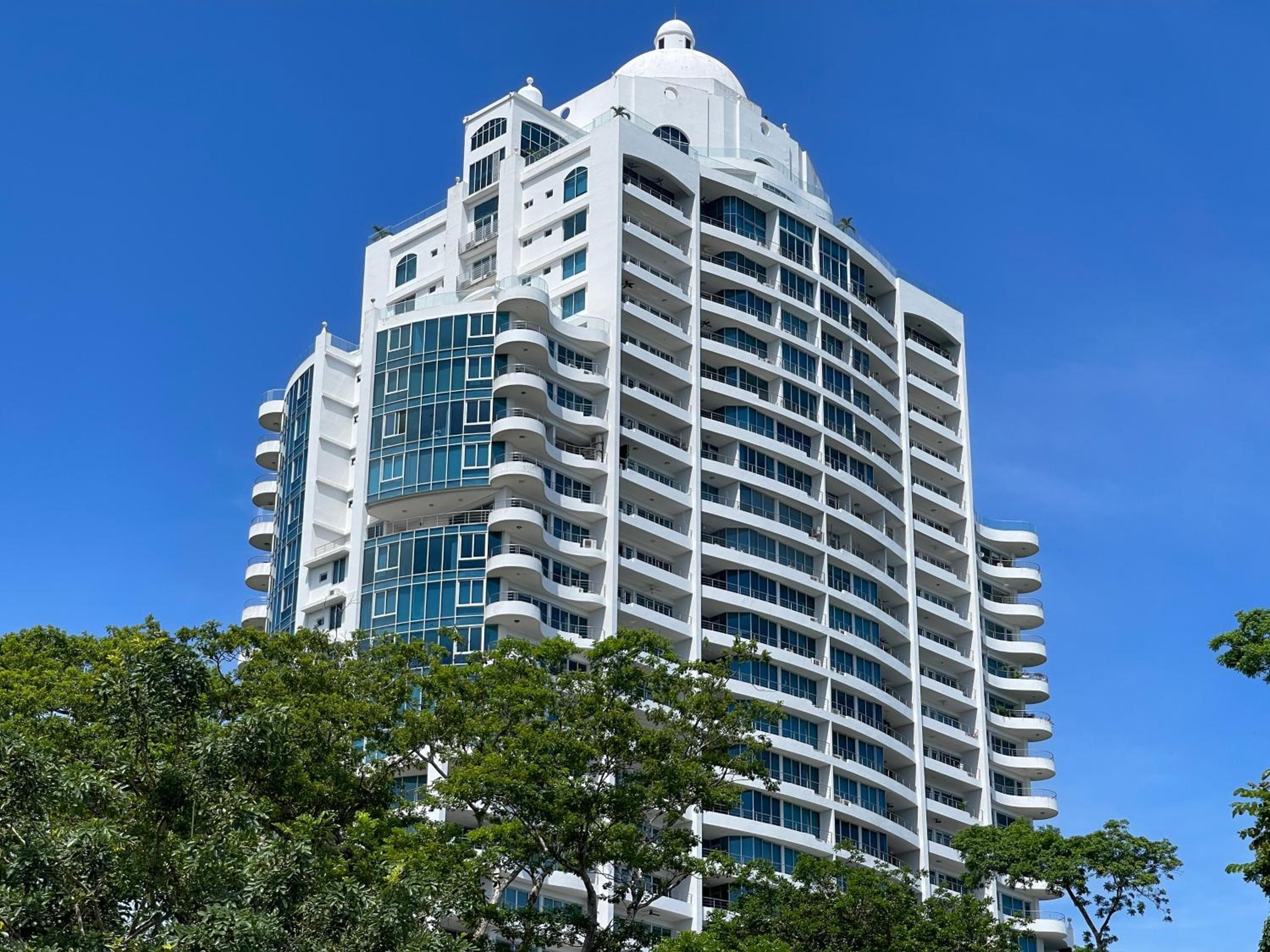 17E Beautiful 2-Bedroom Ocean View Apartment