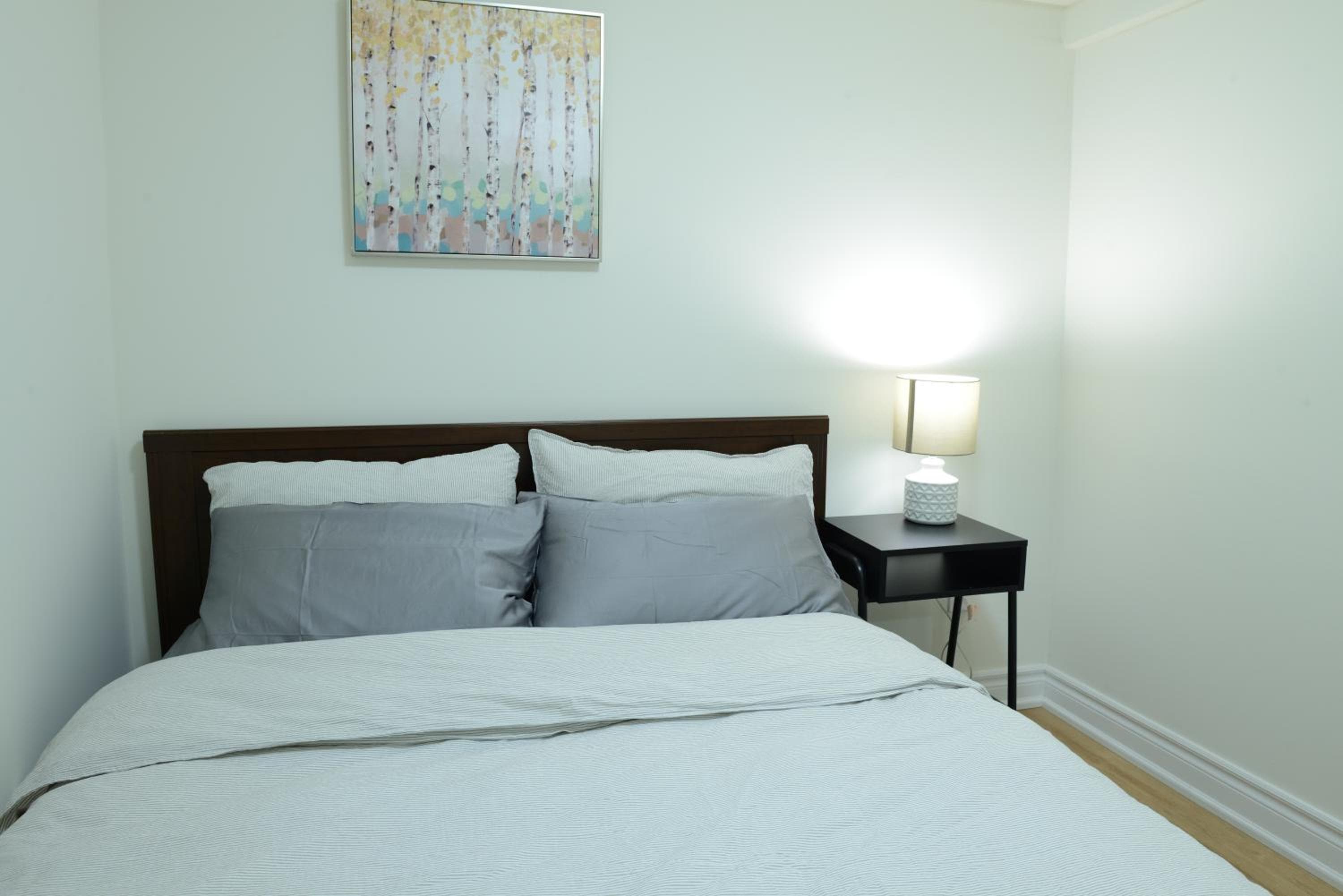 Spacious 2Bed-Room Free parking in central Richmond hill