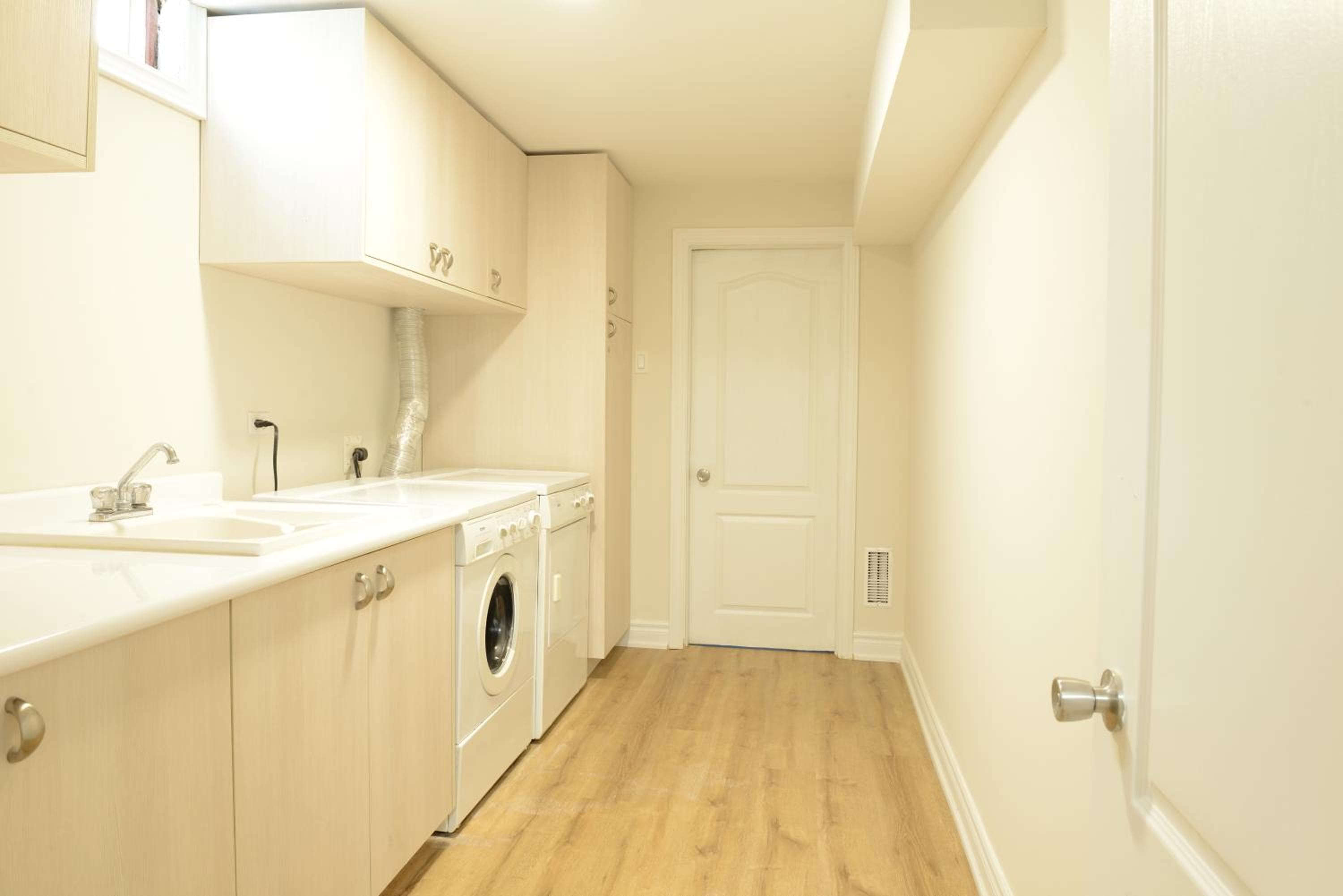 Spacious 2Bed-Room Free parking in central Richmond hill