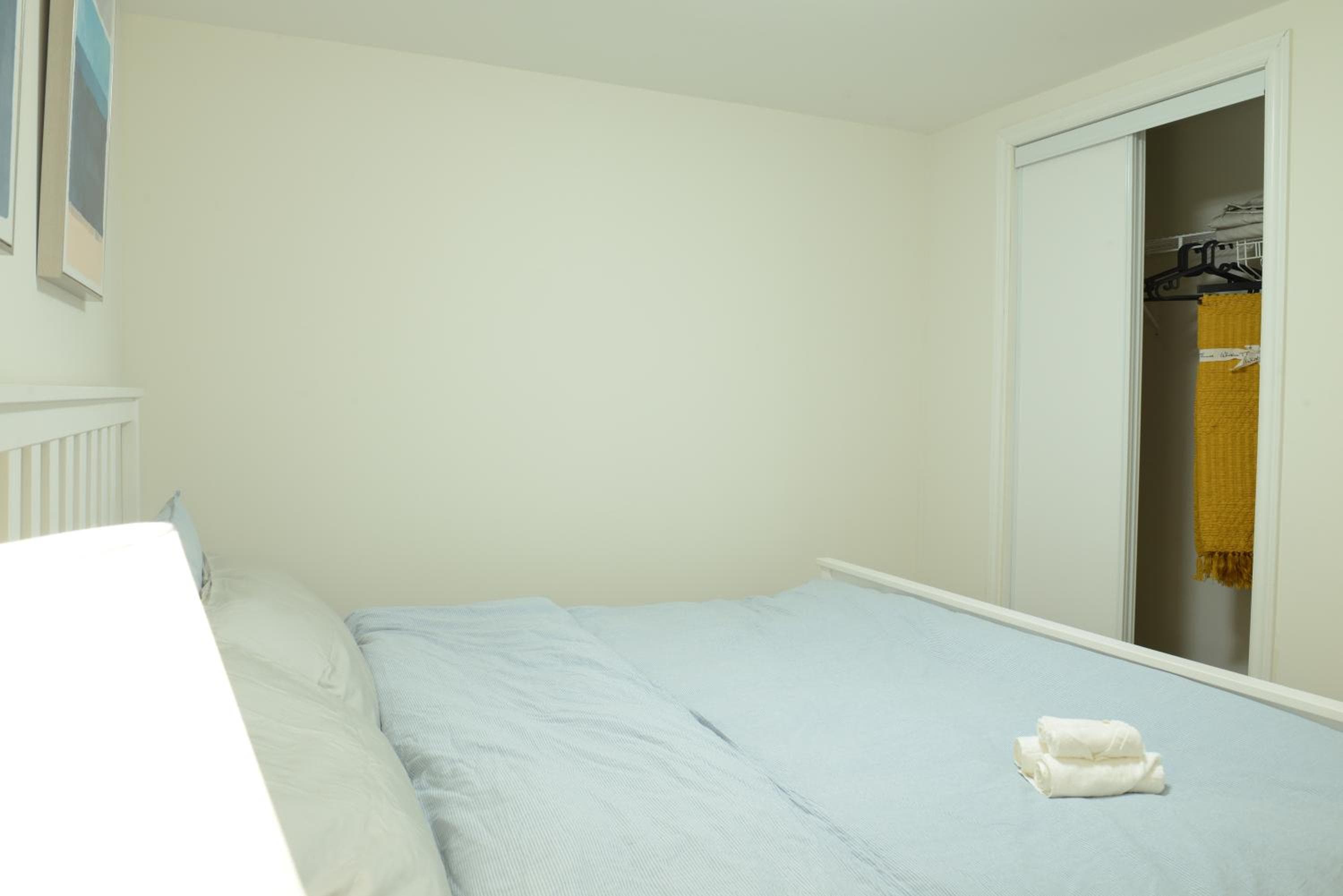 Spacious 2Bed-Room Free parking in central Richmond hill