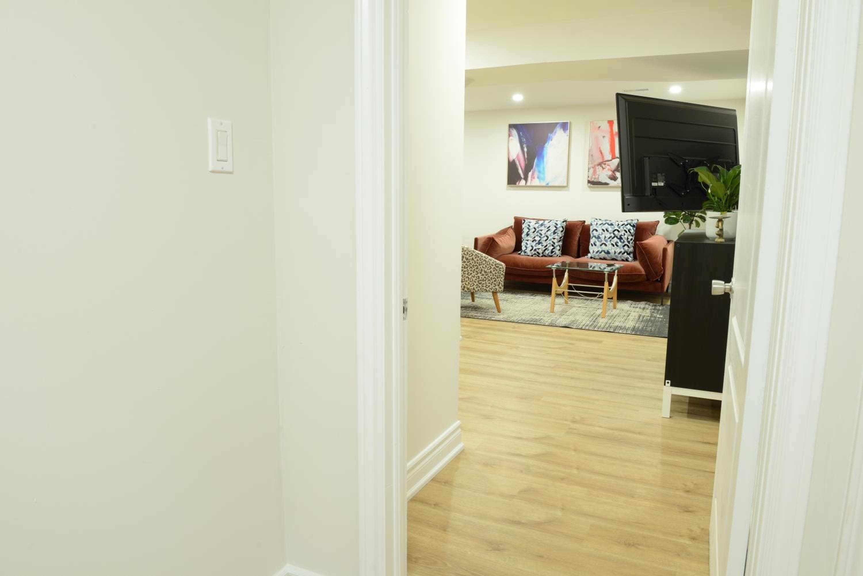 Spacious 2Bed-Room Free parking in central Richmond hill