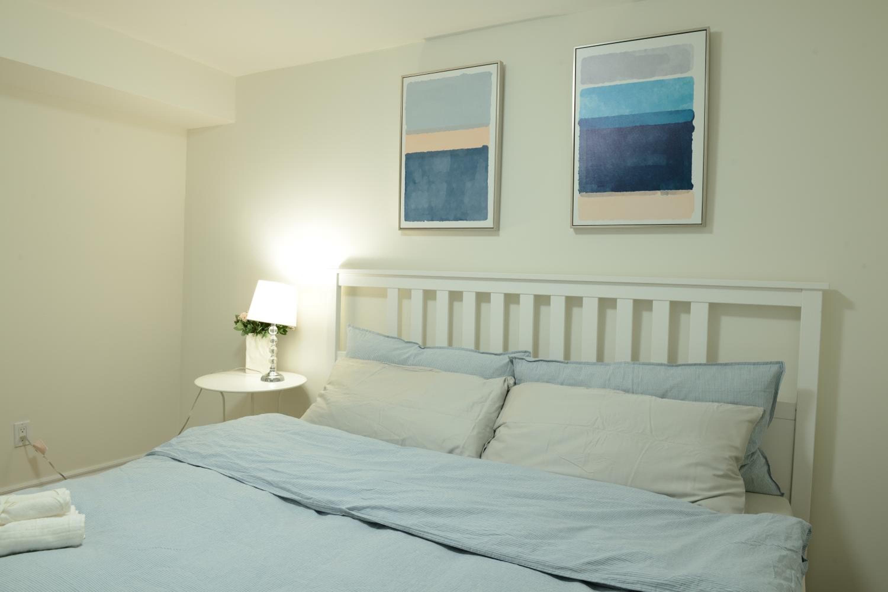 Spacious 2Bed-Room Free parking in central Richmond hill