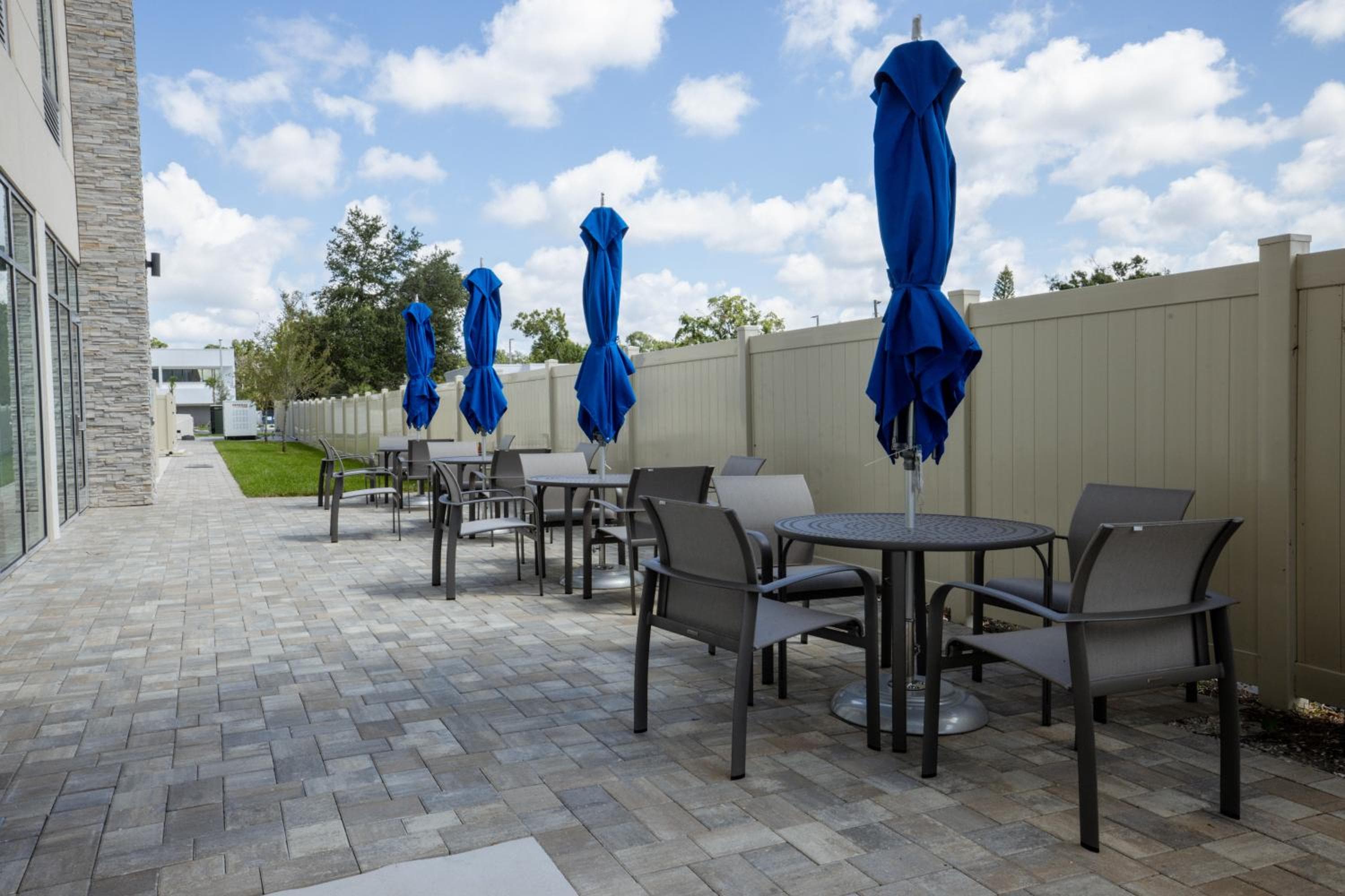 Holiday Inn Express & Suites Tampa Stadium - Airport Area by IHG