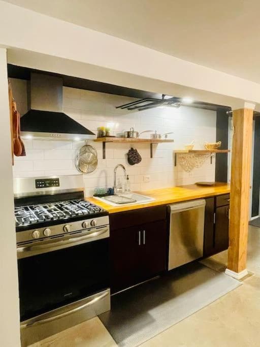 Private Chicago Garden unit 1BR/1BA