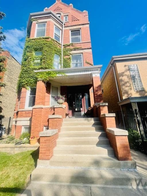 Private Chicago Garden unit 1BR/1BA