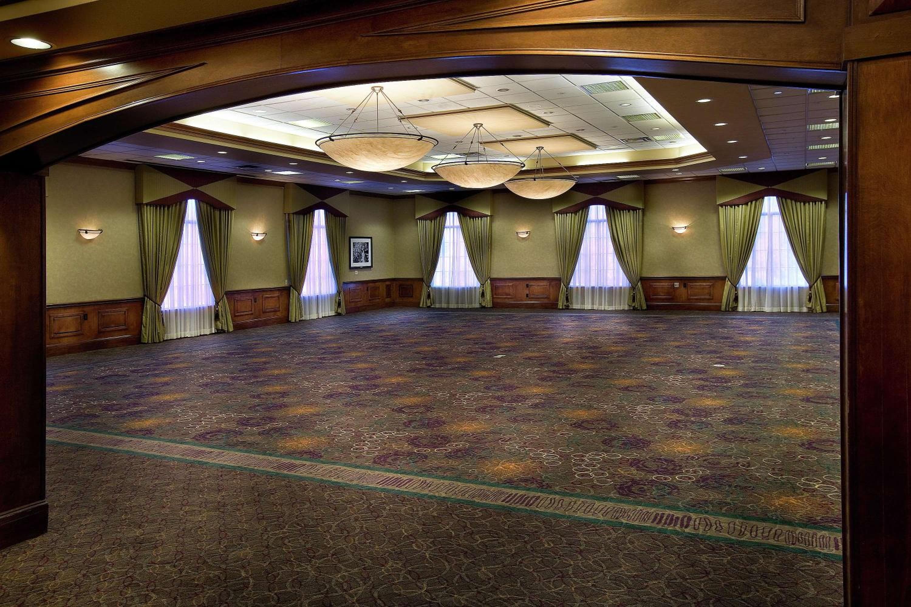 Embassy Suites by Hilton Kansas City International Airport