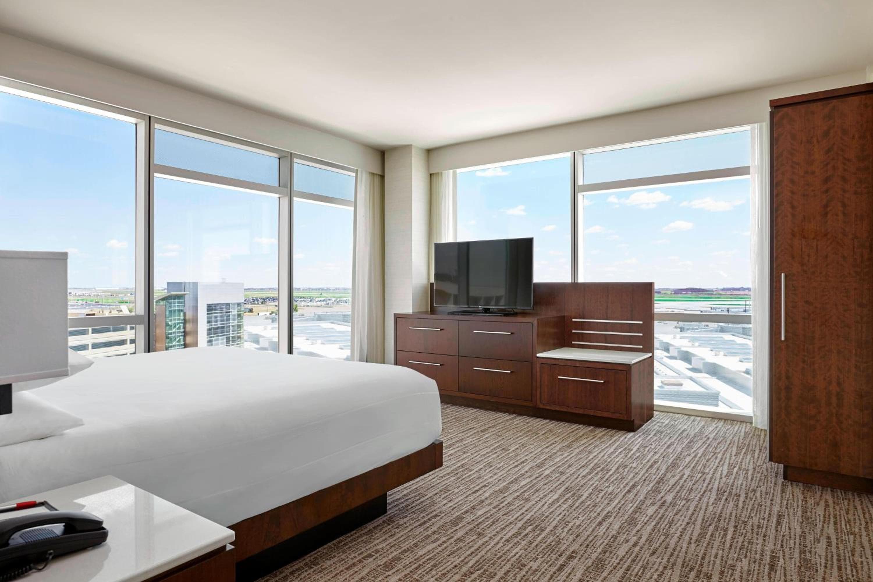 Calgary Airport Marriott In-Terminal Hotel