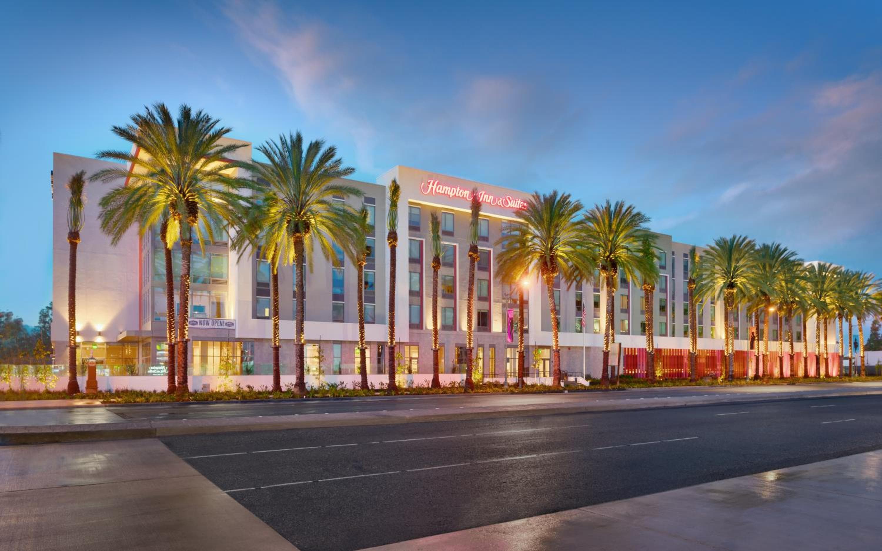 Hampton Inn & Suites Anaheim Resort Convention Center
