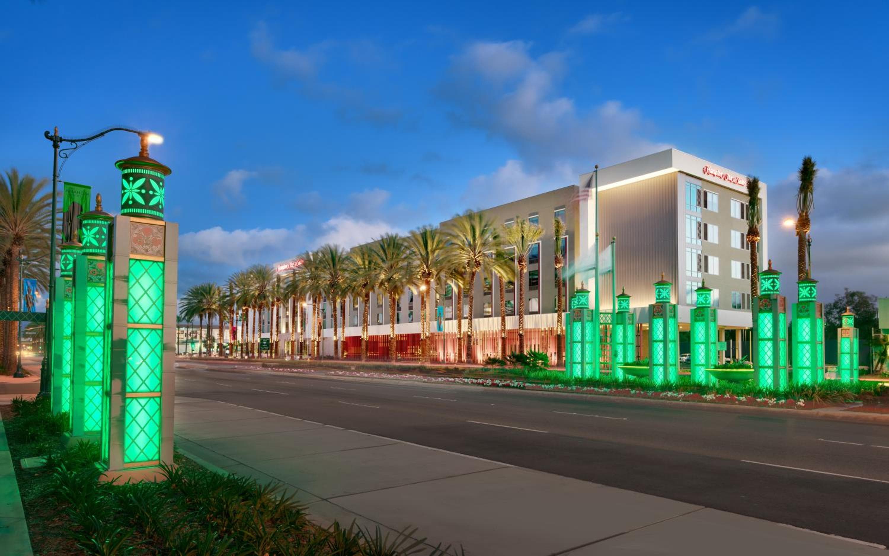 Hampton Inn & Suites Anaheim Resort Convention Center