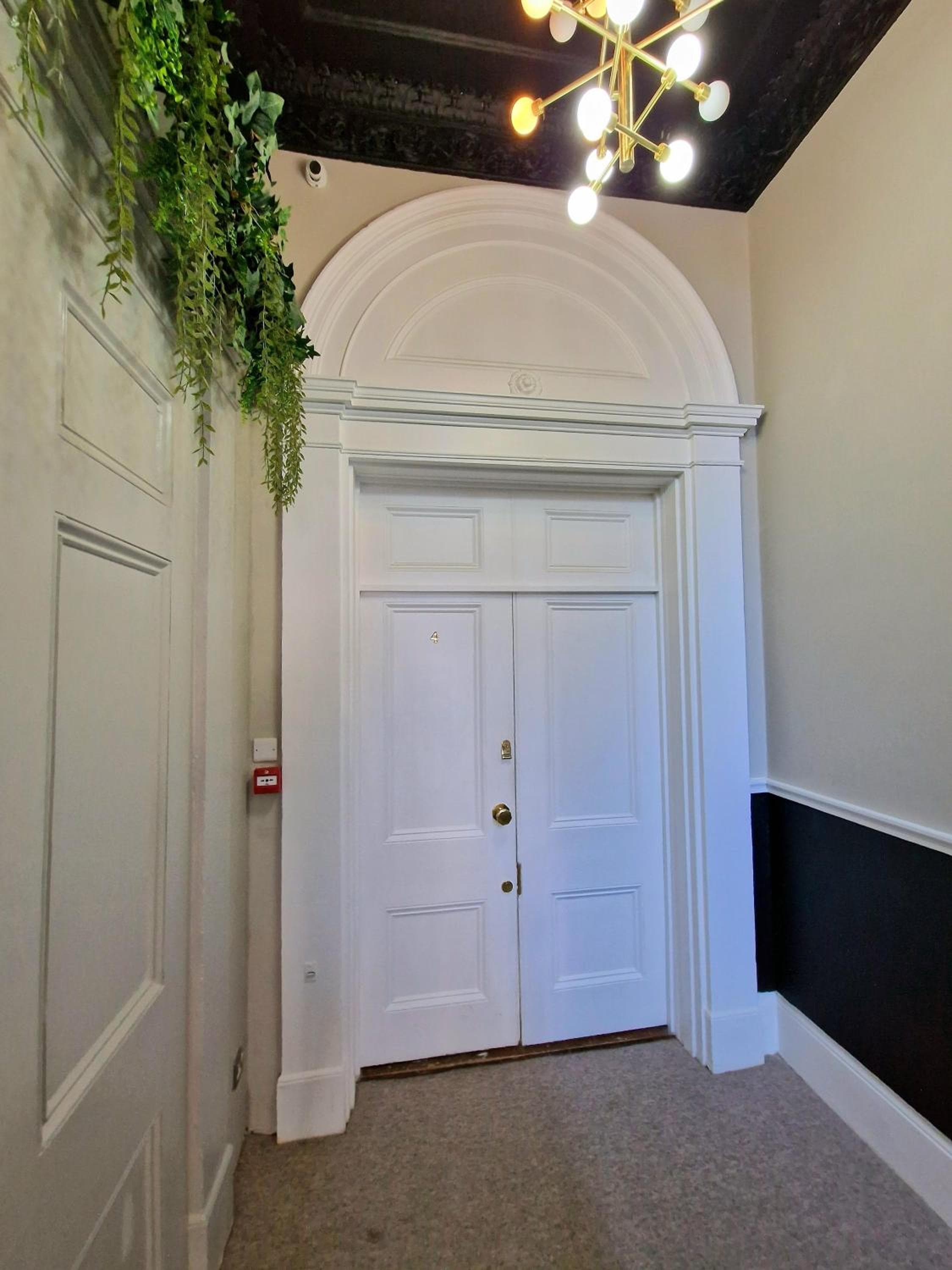 Stunning Hyde Park Home with Private Balcony & Lift Elevator Access