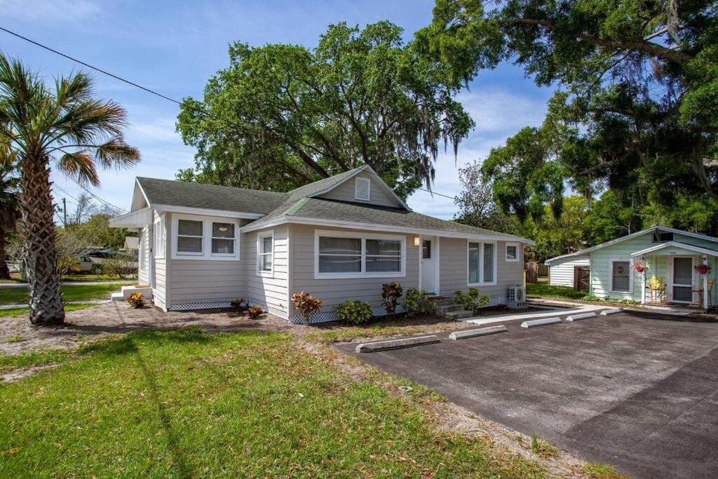 Quaint, Immaculate Bright Cottage in Ozona