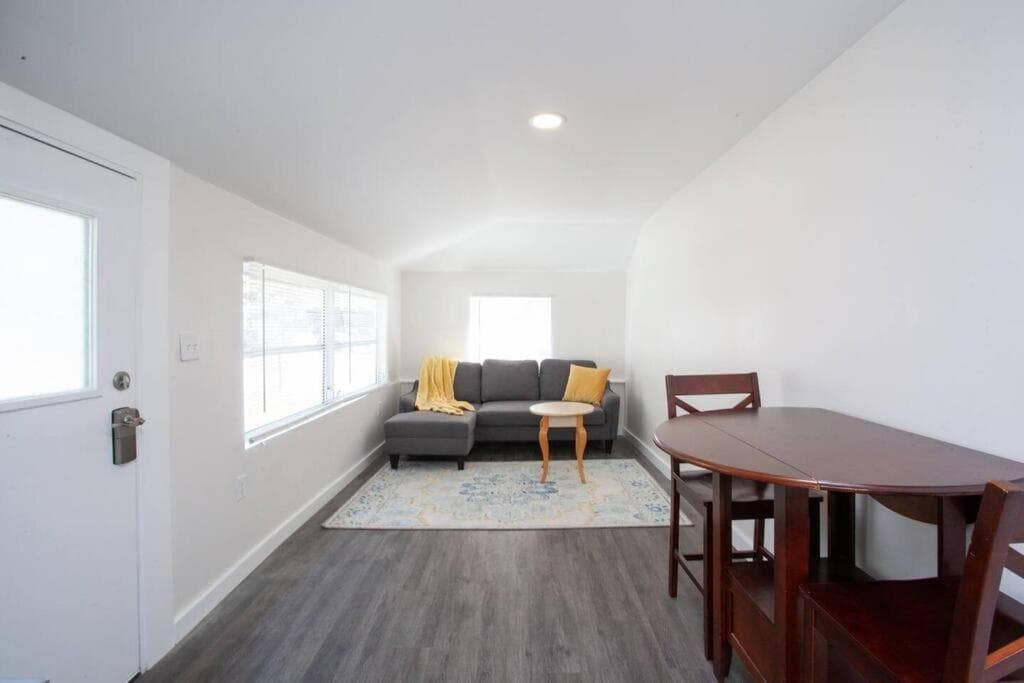 Quaint, Immaculate Bright Cottage in Ozona