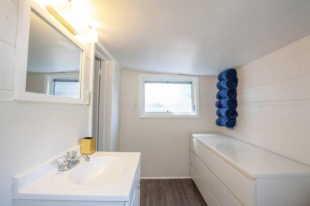 Quaint, Immaculate Bright Cottage in Ozona