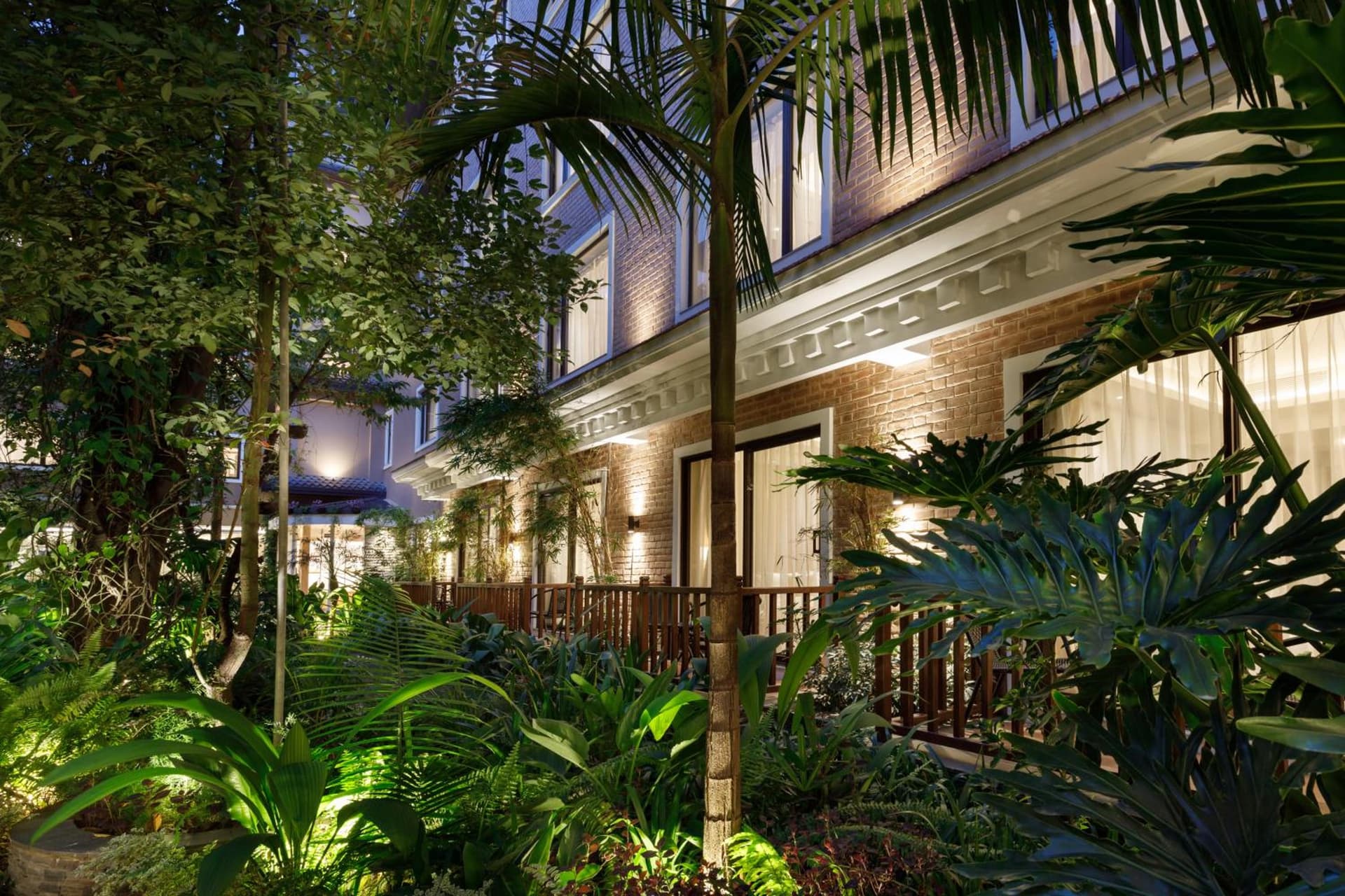 Hotel Thrive, A Tropical Courtyard