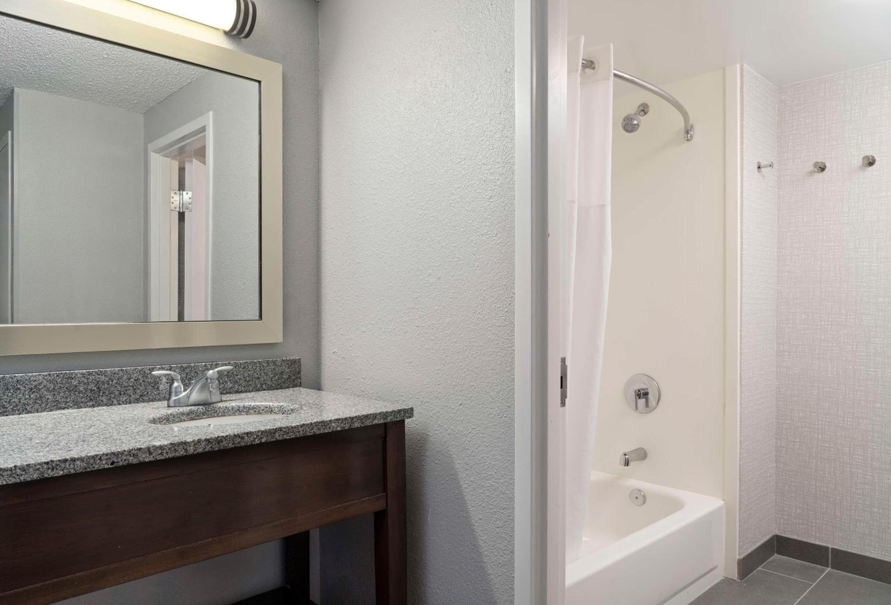 Hampton Inn & Suites Newport News-Airport - Oyster Point Area