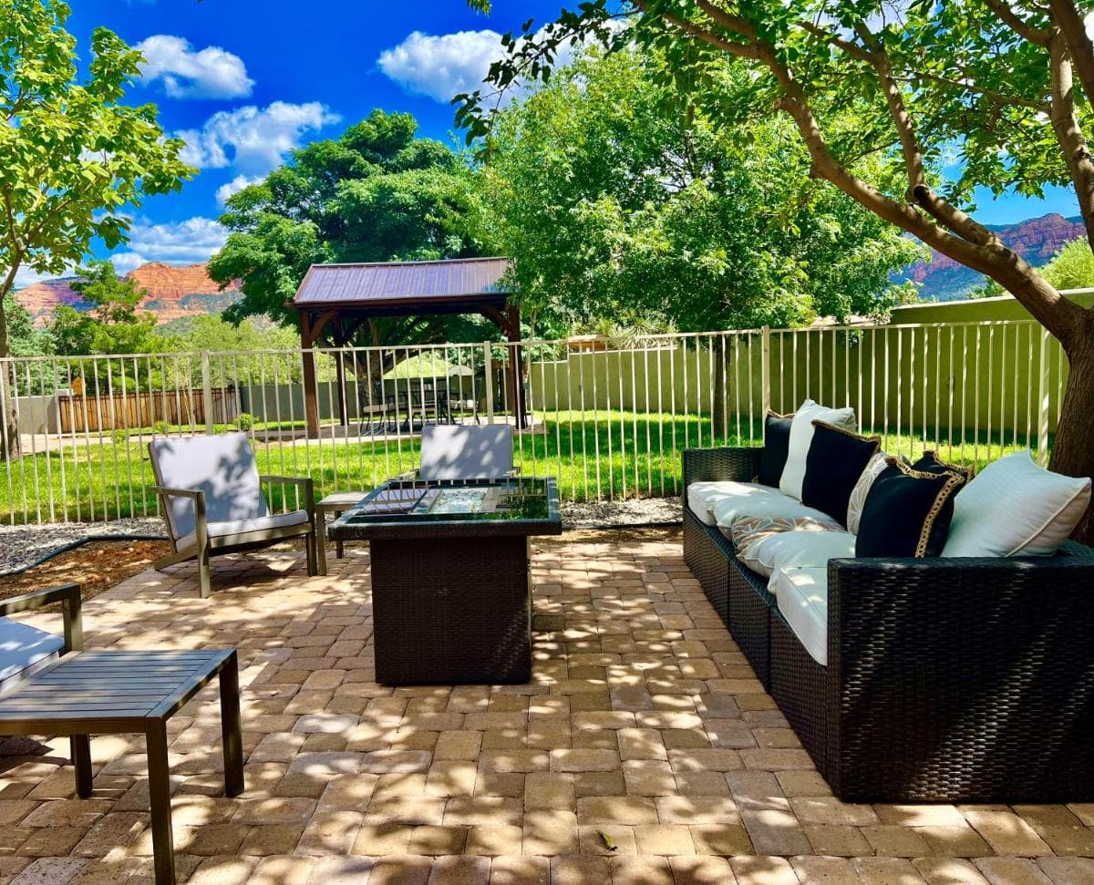 Sedona Uptown Gem!Large yard w grass and shade trees! Perfect for Easter Egg Hunts! Views!! NEW! BARREL SAUNA!!! Close to trails, walk to Uptown Sedona, re