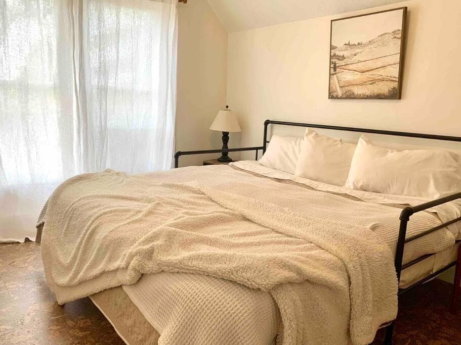 Historic Glacier Getaway with Spectacular Views-20mins to Glacier National Park-10mins to airport and walkable to downtown!